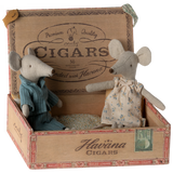 Mamá y papá ratón en caja de cigarro