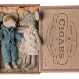 Mamá y papá ratón en caja de cigarro