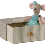 Ratón Bailarín en sofá cama - Hermanita