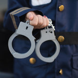 Policía con accesorios