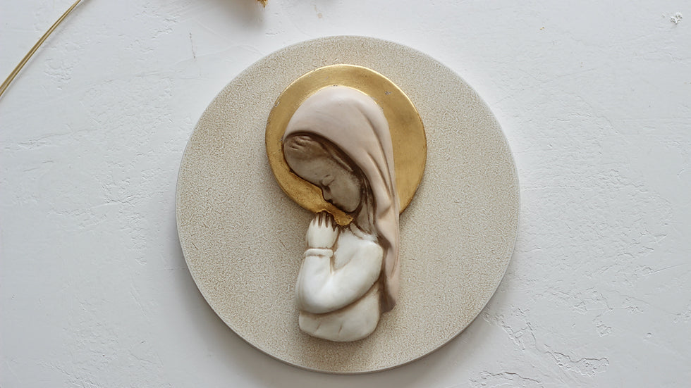Virgen niña con pan de oro