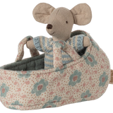 Bebé ratón en capazo azul