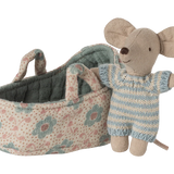 Bebé ratón en capazo azul