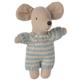 Bebé ratón en capazo azul