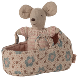 Bebé ratón en capazo rosa