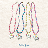 Collar de cuentas de colores y colgante