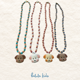 Collar de cuentas de colores y colgante