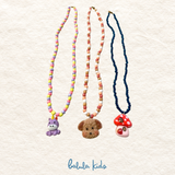 Collar de cuentas de colores y colgante