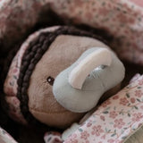 Bebé Evi en Canastilla de Viaje