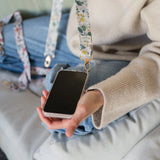 Funda para el móvil + cinta de Petite Mafalda - Iphone 15